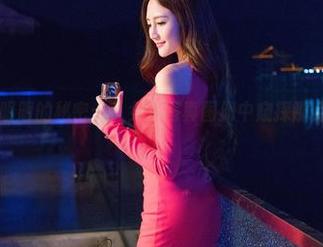 青豆客 – 王明明的秘密：从女仆写真图册中窥探那点微妙的愉悦。