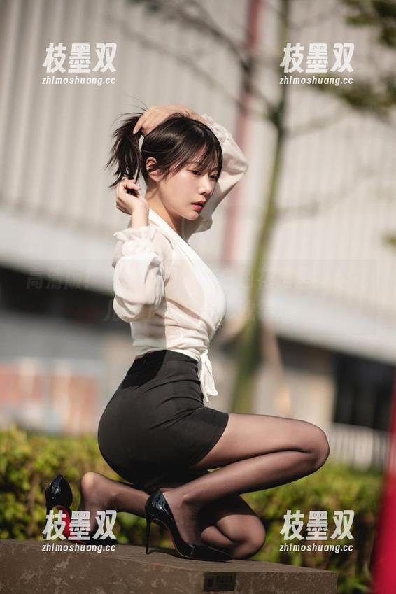 高清版！香草喵露露在白色花房里，给花儿穿上社交媒体滤镜。