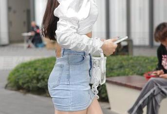 魔镜街拍 – 婷婷穿着白色吊带真是天仙下凡，黑丝美腿在高清写真中微微颤动！