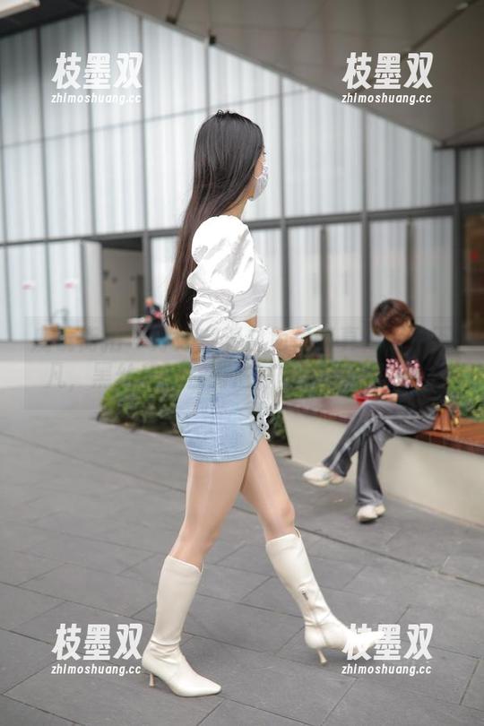 魔镜街拍 - 婷婷穿着白色吊带真是天仙下凡，黑丝美腿在高清写真中微微颤动！