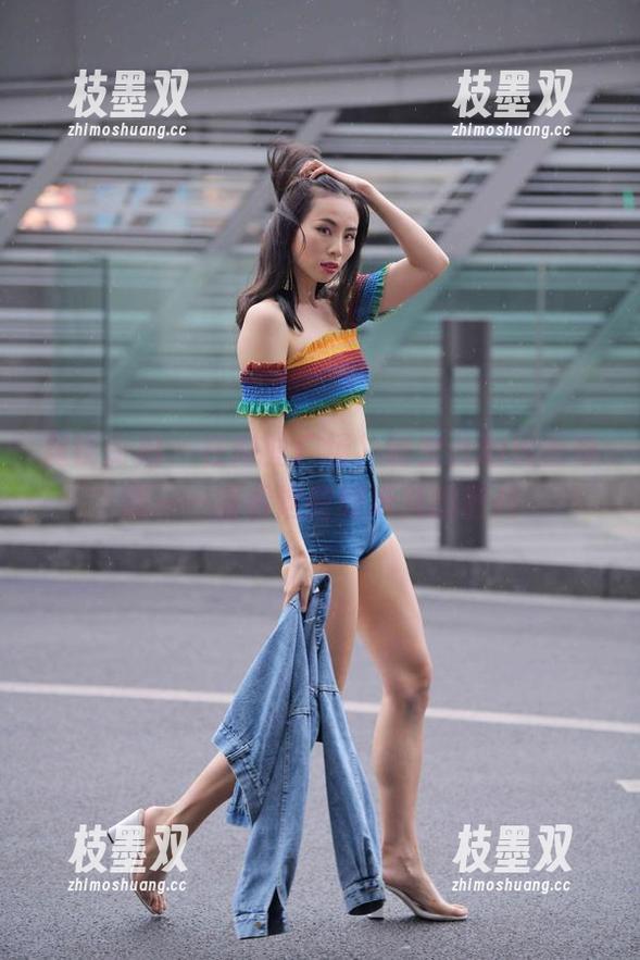 魔镜街拍 - 在商业广场，萌宝儿的镜面奇遇——查看这些好玩儿的图片