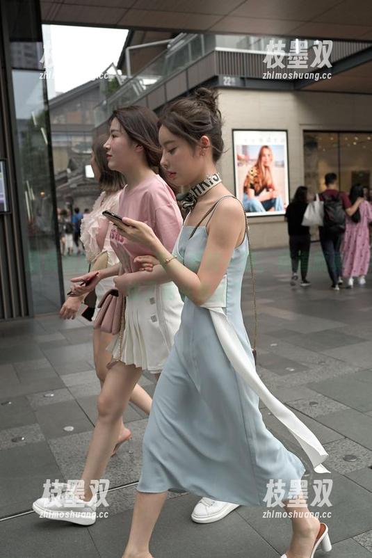 魔镜街拍精选：浅绿长裙一穿，难道就真成了街头焦点？