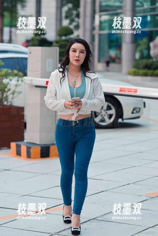 魔镜街拍专属：街角肉丝包臀裙小姐姐的套图，让男生们眼花缭乱