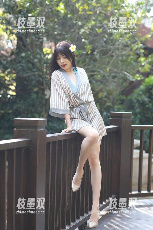 魔镜街拍：热裤滑板小妹，图库中的小魔女精选！