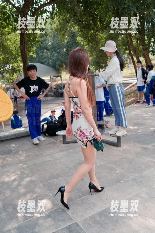 魔镜街拍带来的“火热部落”——黑丝旗袍少妇原图壁纸，活久见的大片啊。