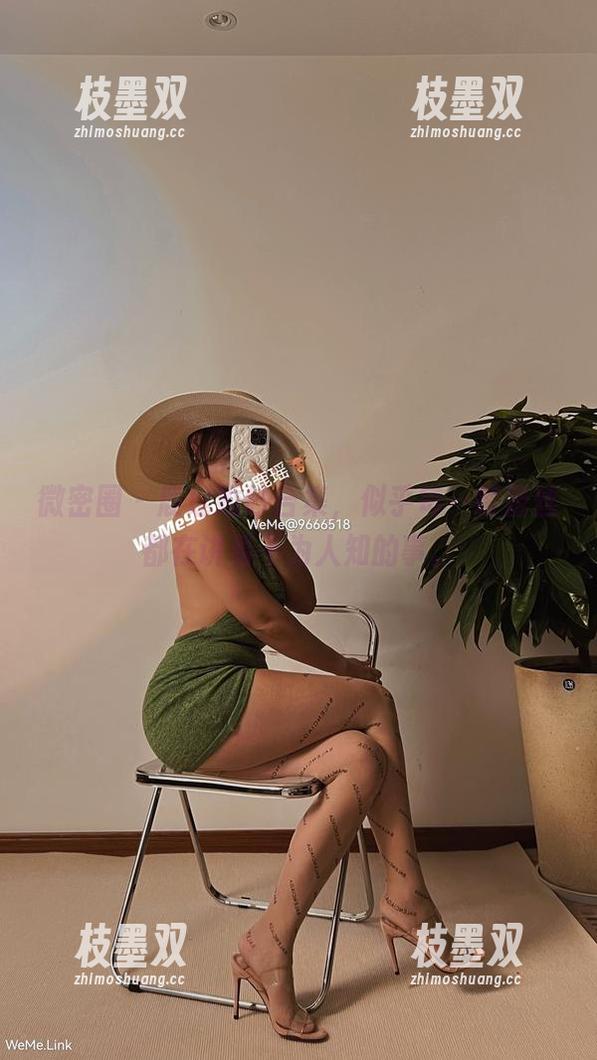 微密圈 - 鹿瑶婚纱合集，似乎每一缕蕾丝都在讲着不为人知的事。