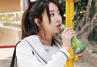 这高高的黑川和那轻薄的红裙，完全扭转了我对壁纸的认识！